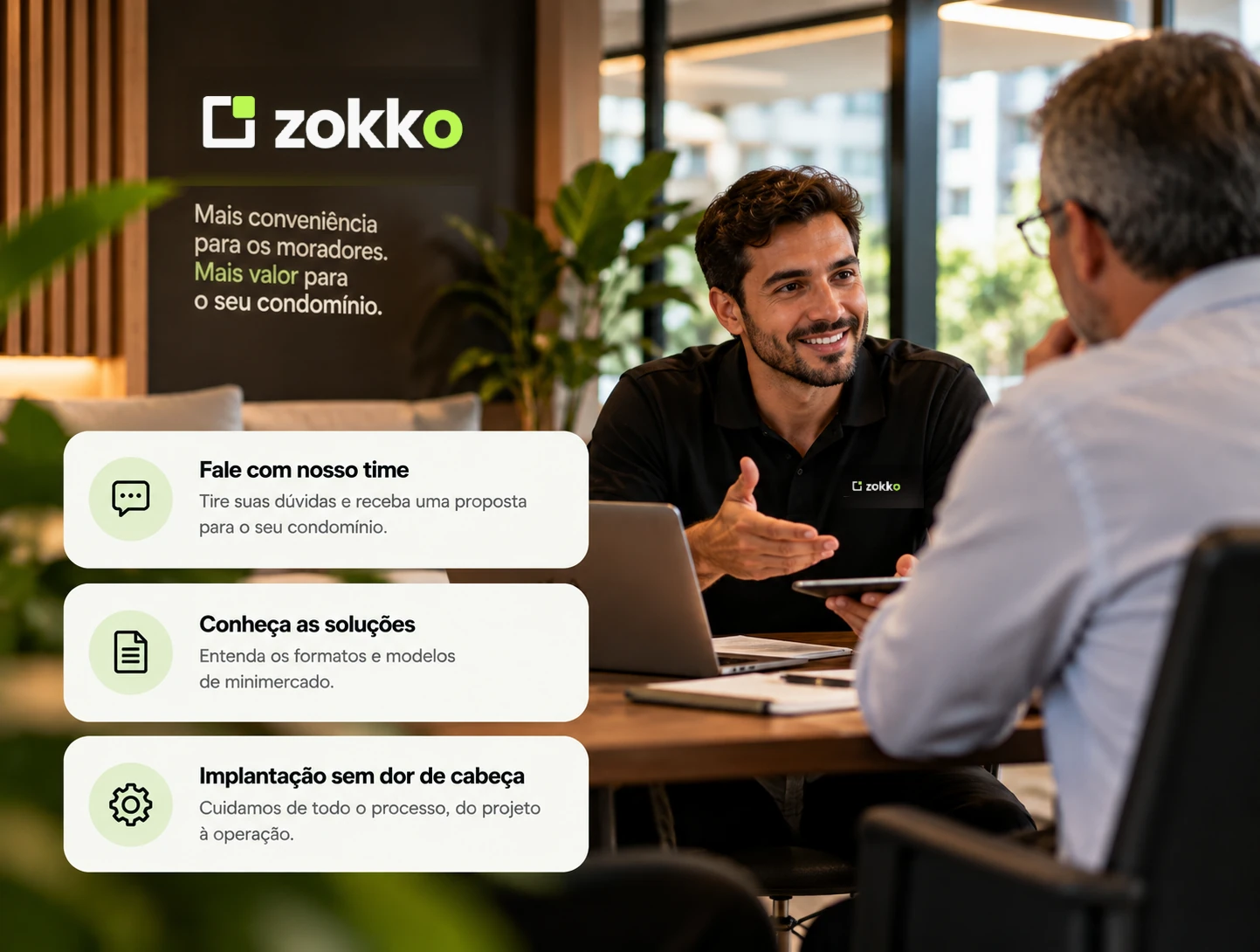 Representante da Zokko conversa com uma pessoa responsável por um condomínio; a imagem também apresenta informações sobre contato, soluções e implantação.